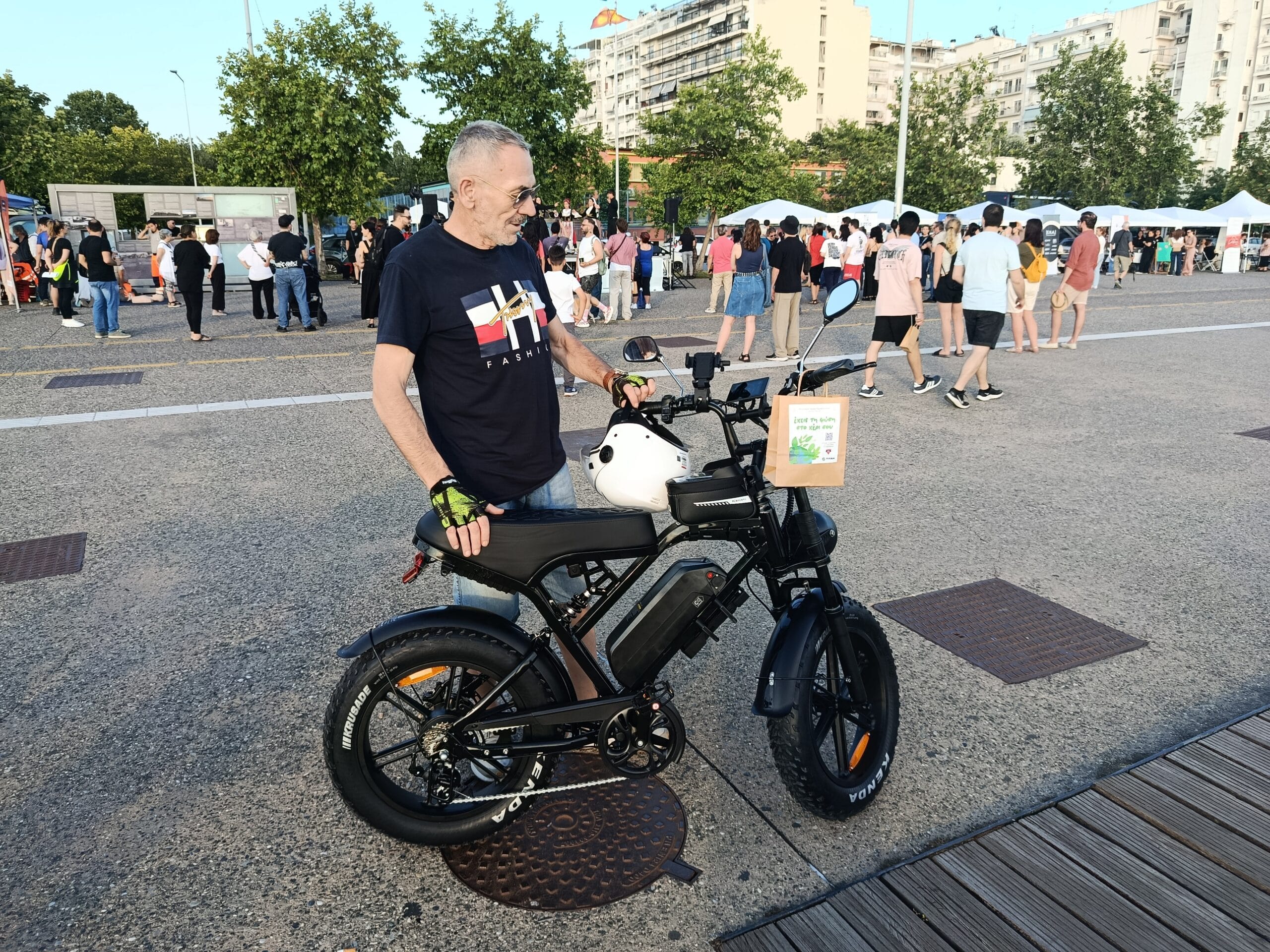 Ηλεκτρικό fat bike ZEURON X80 Pro στη Νέα Παραλία Θεσσαλονίκης κατά τη διάρκεια υπαίθριας εκδήλωσης