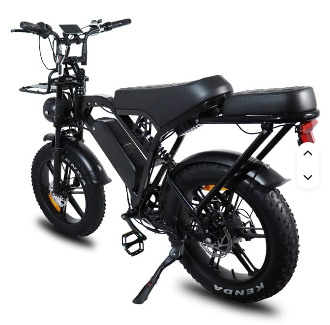 Πίσω και πλάγια άποψη του ηλεκτρικού fat bike Zeuron X80 Pro με άνετη διπλή σέλα, πίσω πλάτη συνεπιβάτη, φαρδιά ελαστικά και πίσω φωτισμό LED