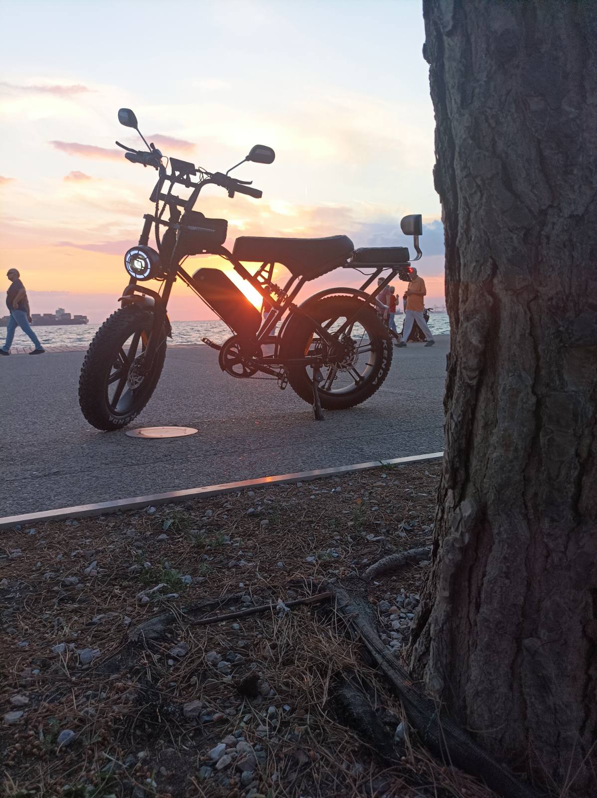 Το ηλεκτρικό fat bike Zeuron X80 Pro στη Νέα Παραλία Θεσσαλονίκης με φόντο το ηλιοβασίλεμα και τον Θερμαϊκό Κόλπο