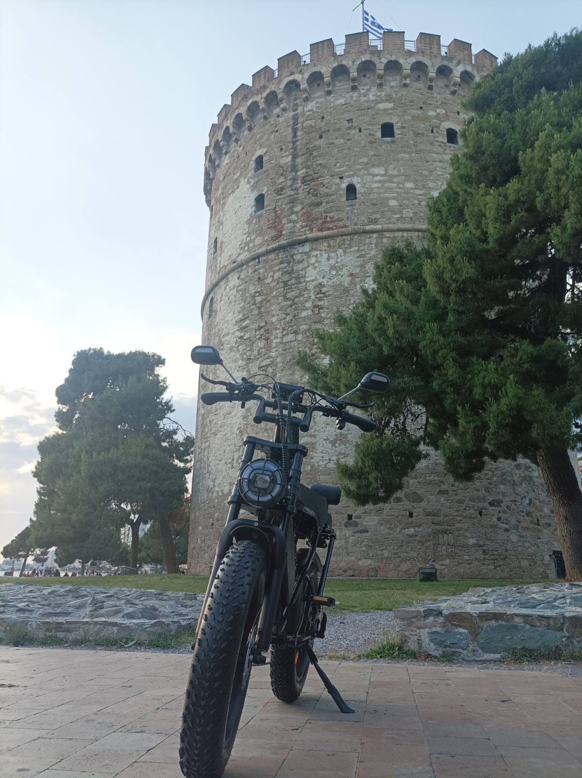 Εμπρός όψη του ηλεκτρικού fat bike Zeuron X80 Pro μπροστά από τον Λευκό Πύργο στη Θεσσαλονίκη