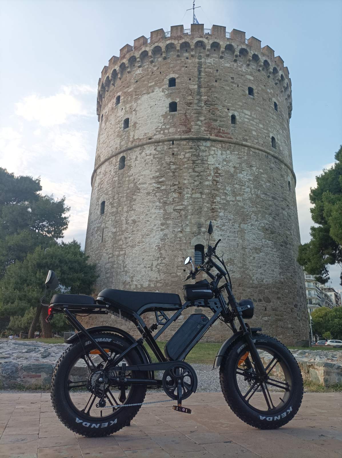 Το ηλεκτρικό fat bike Zeuron X80 Pro μπροστά στον Λευκό Πύργο της Θεσσαλονίκης, ένα από τα πιο γνωστά αξιοθέατα της πόλης